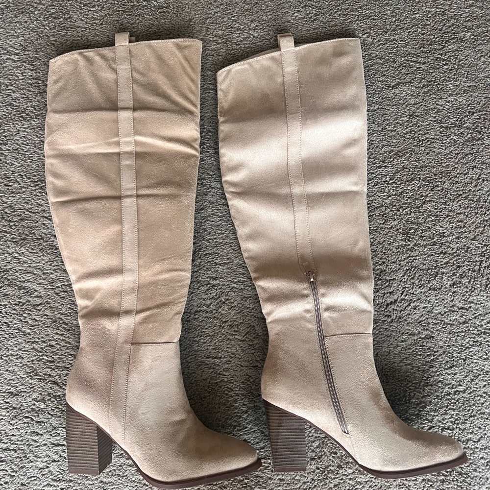 Brand new Knee-High Women's Heeled Boots size 9